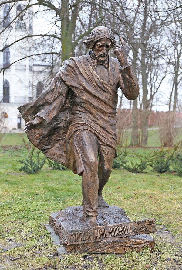 Rzeźba z brązu przedstawiająca postać C. K. Norwida