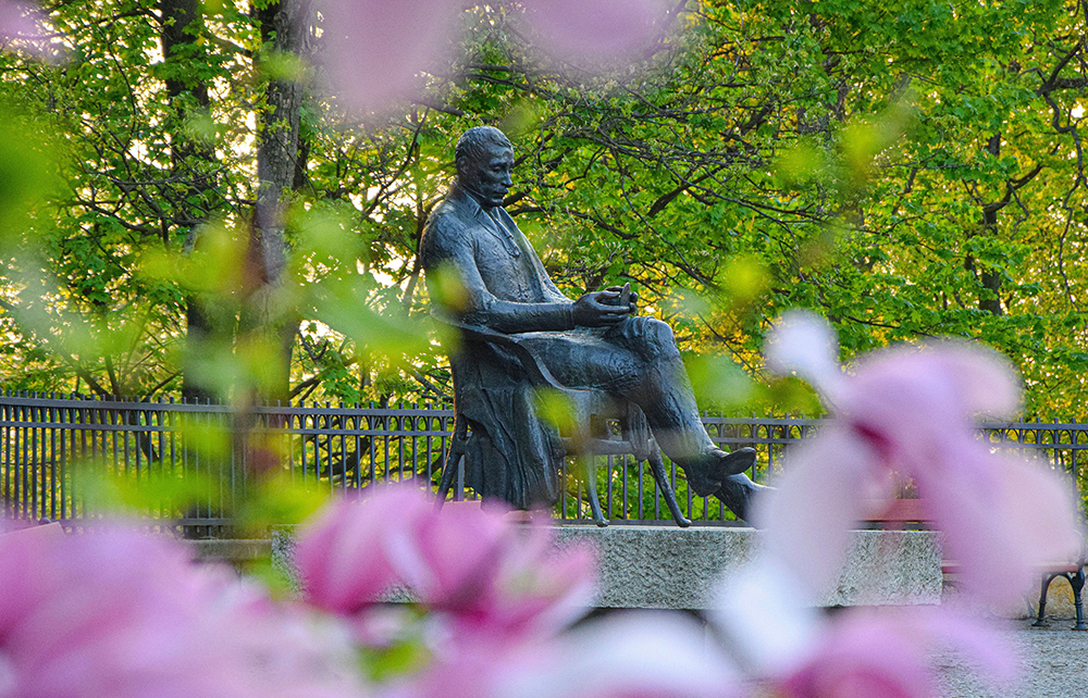 Pomnik Zygmunta siedzącego na krześle w parku w Opinogórze.
