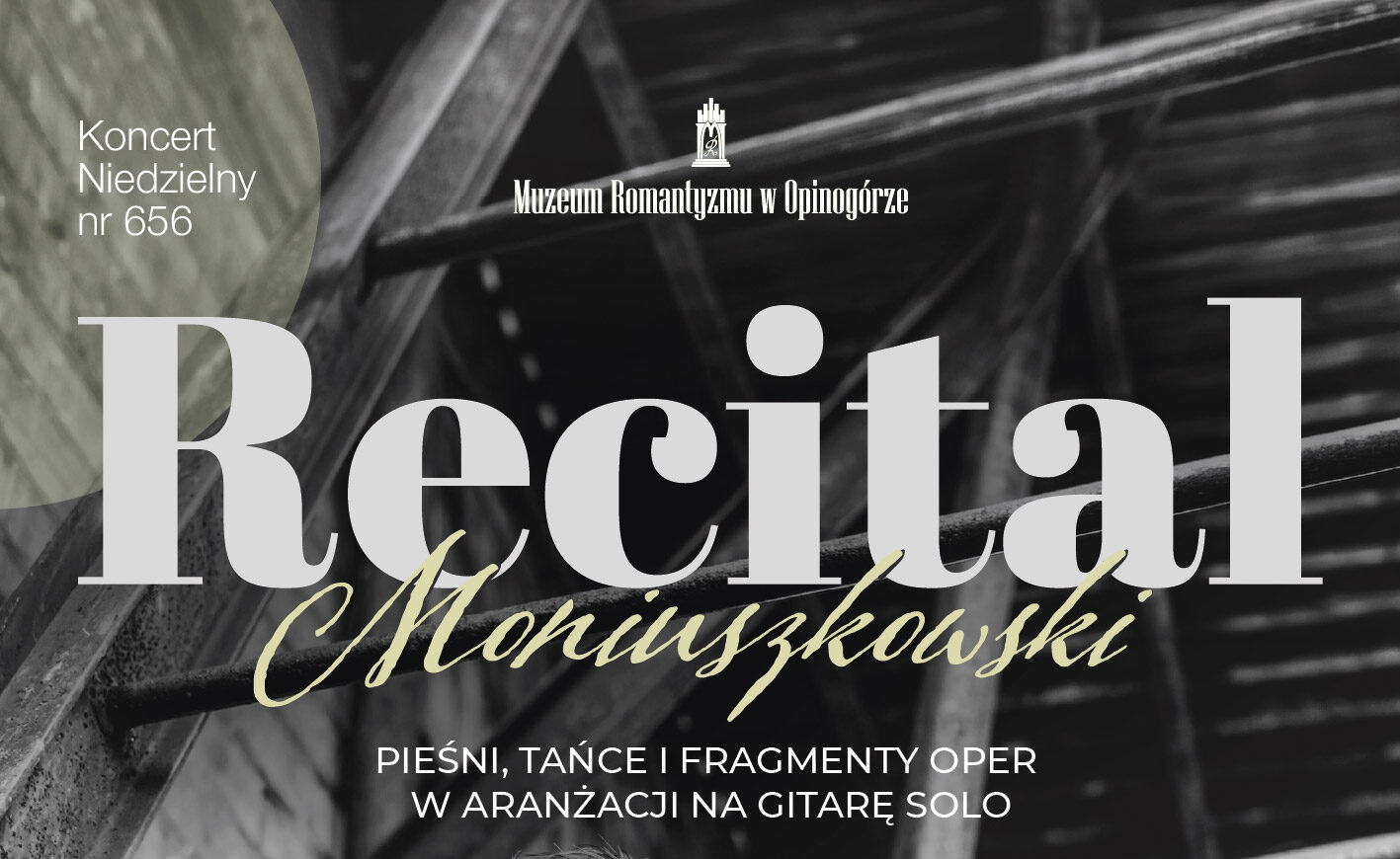 Czarno-biały plakat koncertowy z czerwonymi i złotymi akcentami. W centrum znajduje się portret uśmiechniętego, młodego mężczyzny w kamizelce i koszuli, który trzyma gryf gitary klasycznej. Tłem dla postaci są surowe, industrialne konstrukcje z cegły i metalowych belek. Górną część plakatu zajmuje duży napis tytułowy, a w dolnej części, na jasnym tle z delikatnymi, czerwonymi falami, umieszczono logotypy organizatorów i partnerów.