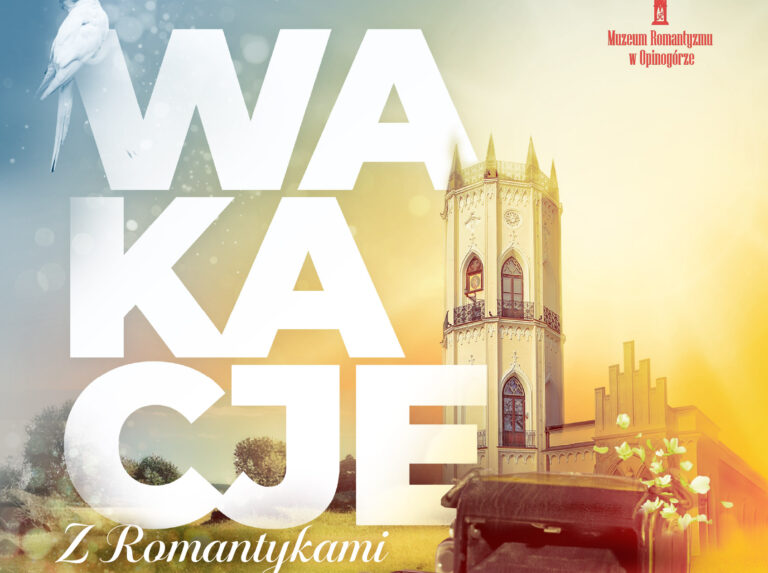 Plakat promocyjny: WAKACJE Z Romantykami. Tło stanowi zdjęcie pałacu w Opinogórze z białą wieżą na tle błękitno-złotego nieba, z sylwetką białego ptaka po lewej stronie. W prawym górnym rogu znajduje się logotyp z tekstem: Muzeum Romantyzmu w Opinogórze.